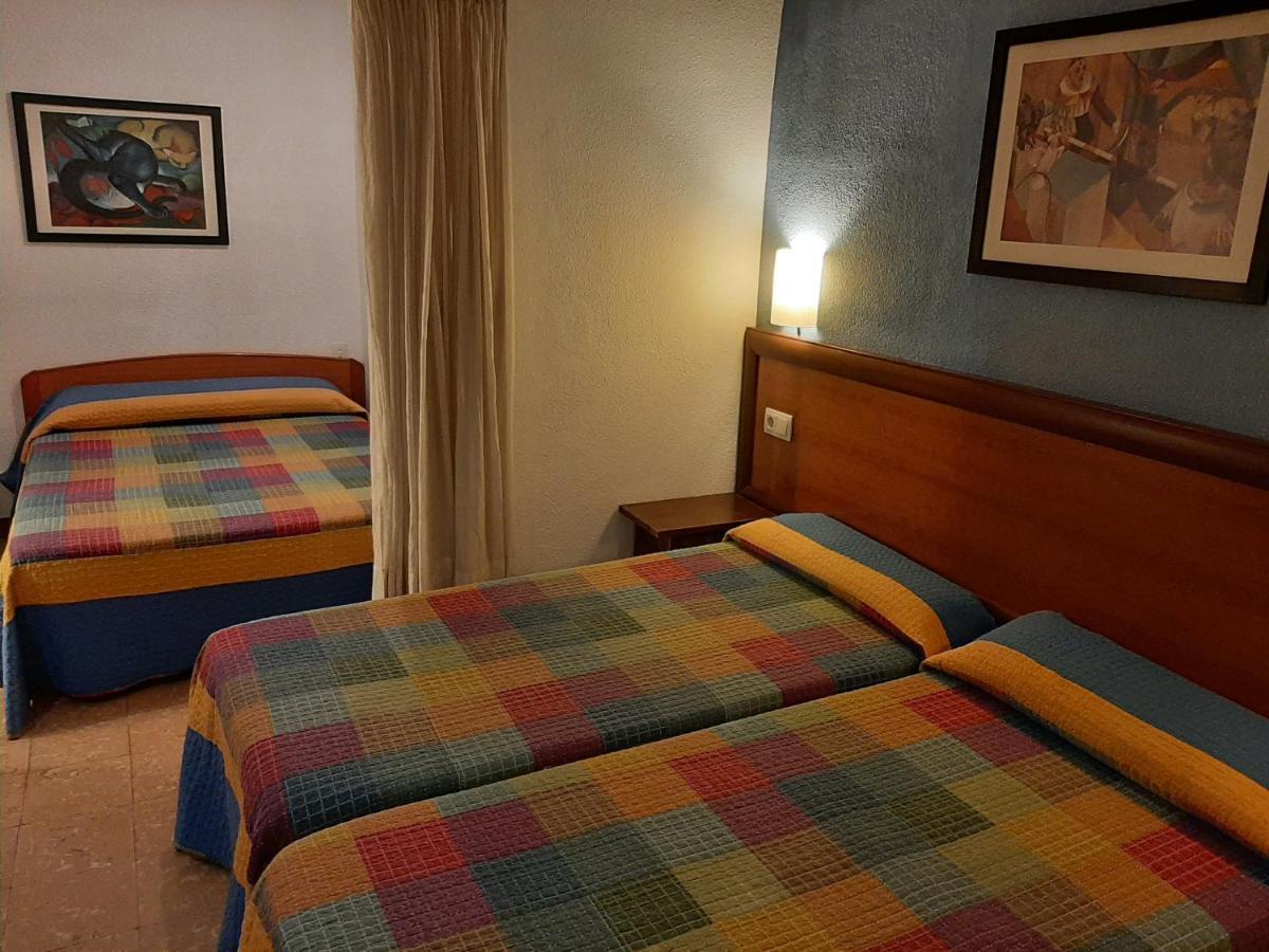 קמברילס Hostal Platja מראה חיצוני תמונה