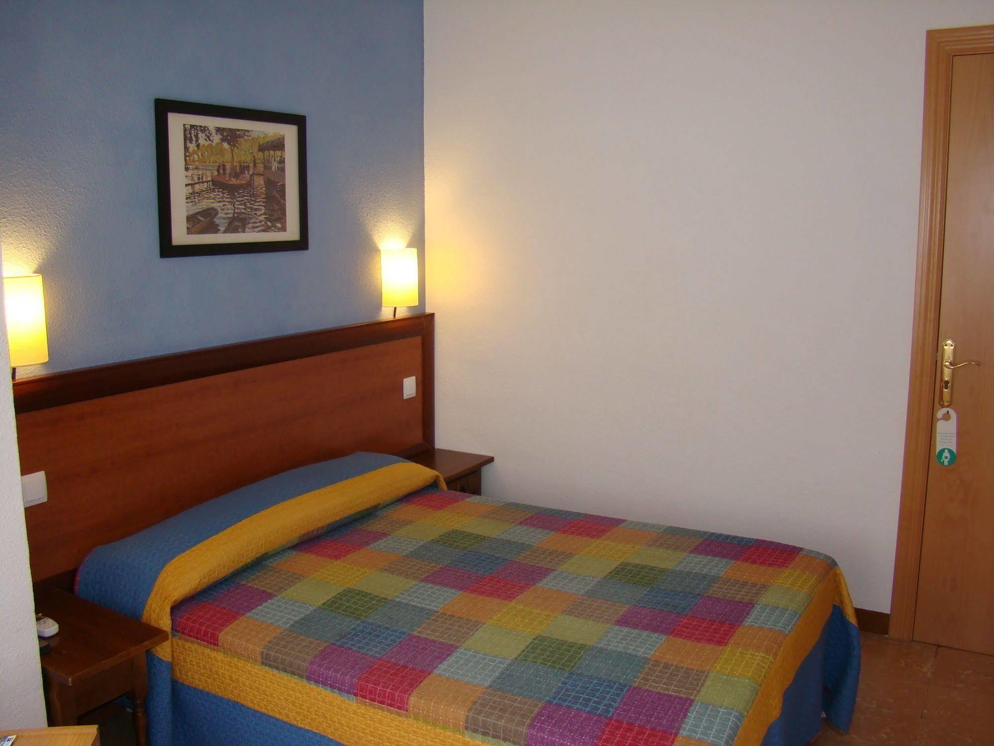 קמברילס Hostal Platja מראה חיצוני תמונה