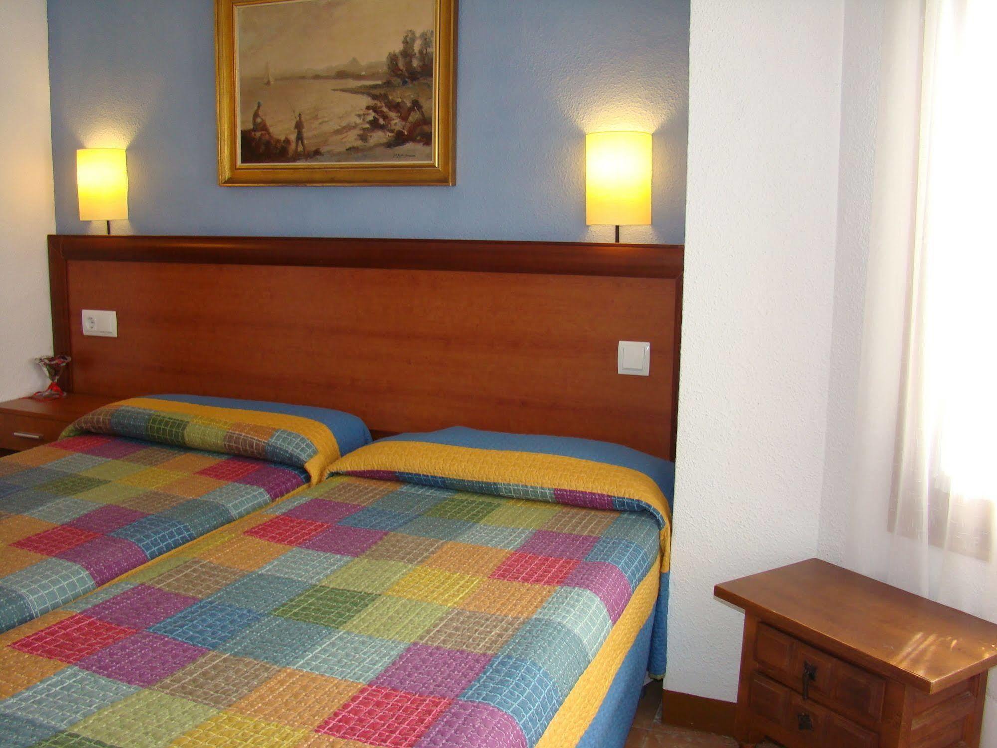 קמברילס Hostal Platja מראה חיצוני תמונה