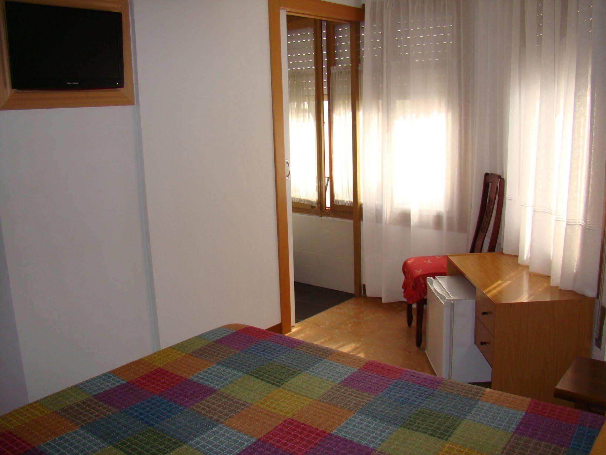 קמברילס Hostal Platja מראה חיצוני תמונה